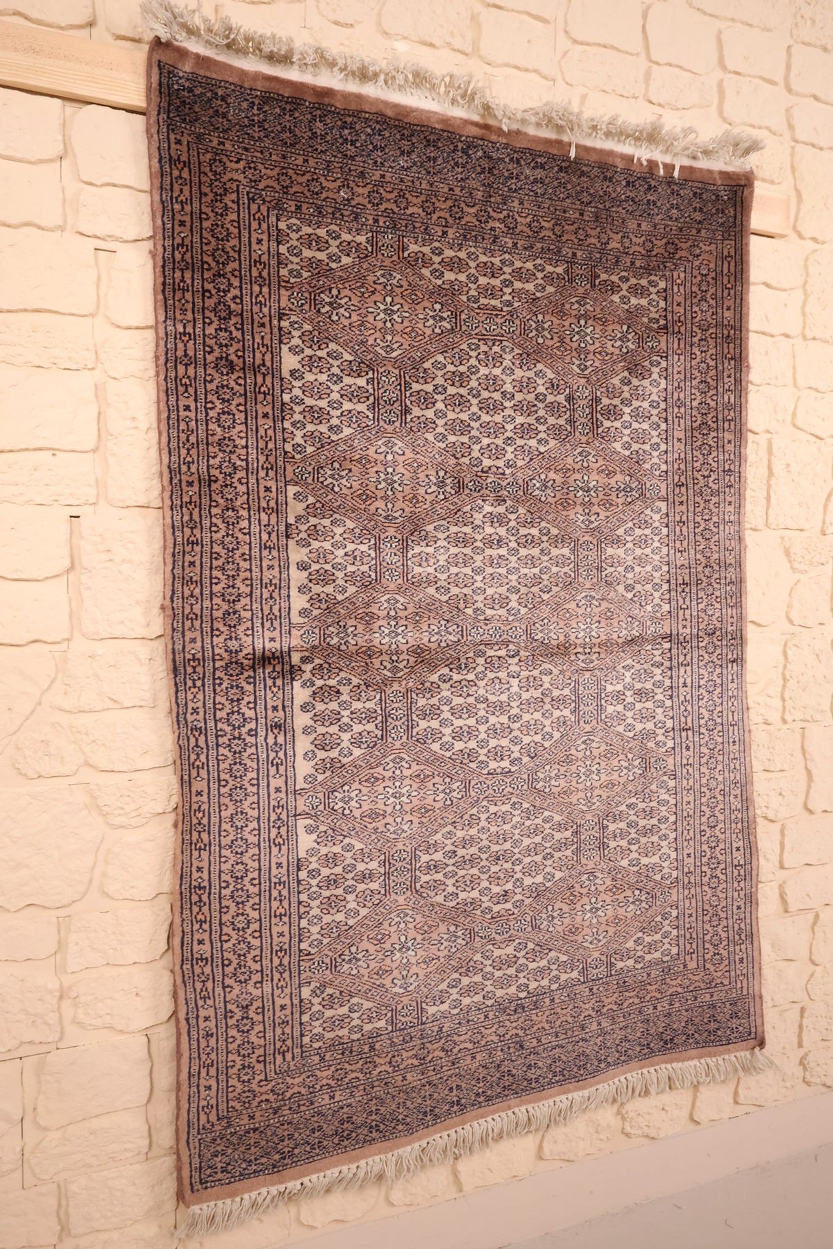 Tapis Karachi en laine noué main, vue de biais du champ beige rosé