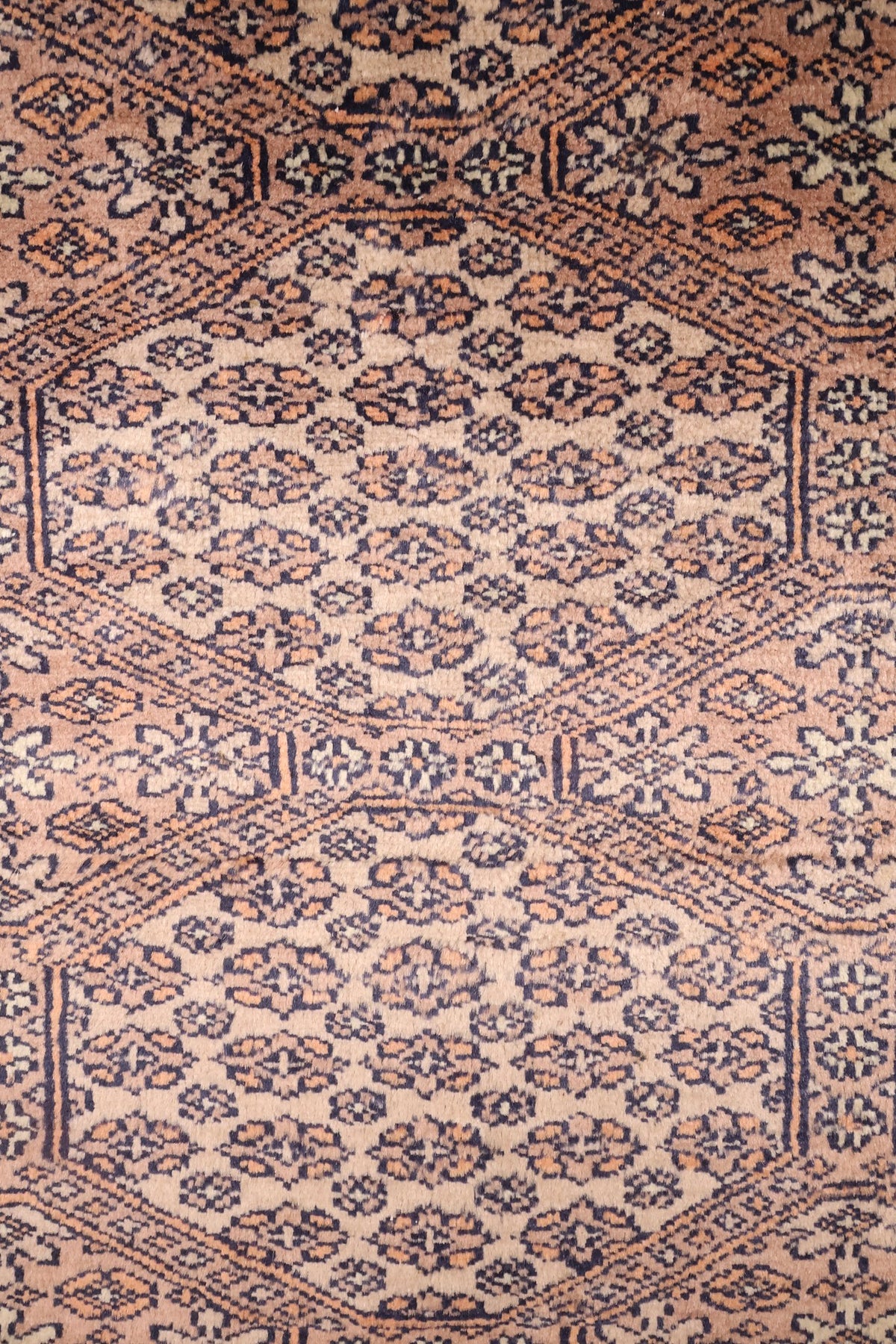 Détail des rosettes octogonales bleu nuit et touches orangées du Karachi beige