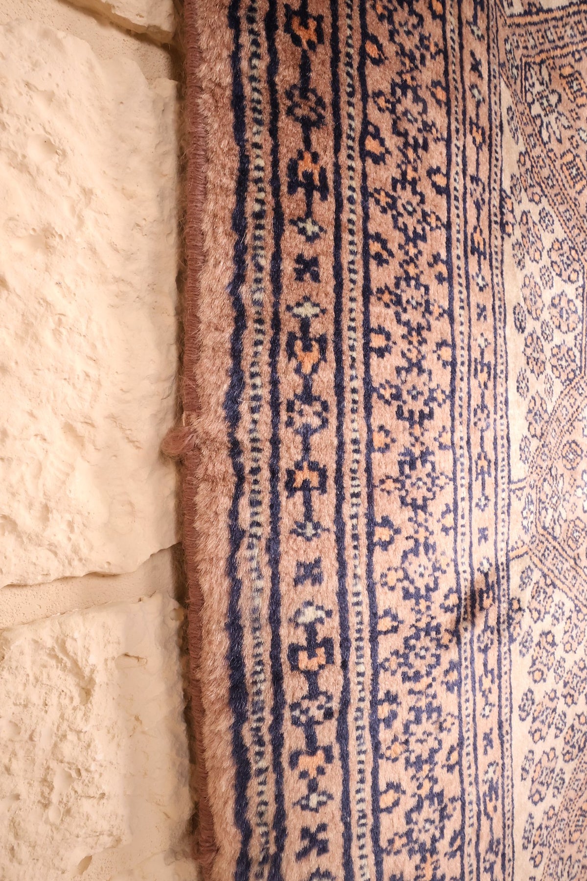 Lisière du tapis Karachi, bordures bleues et beiges vues de près