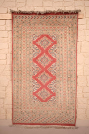 Tapis Karachi rose 167 × 96 cm, vue d'ensemble avec ses quatre médaillons losangés