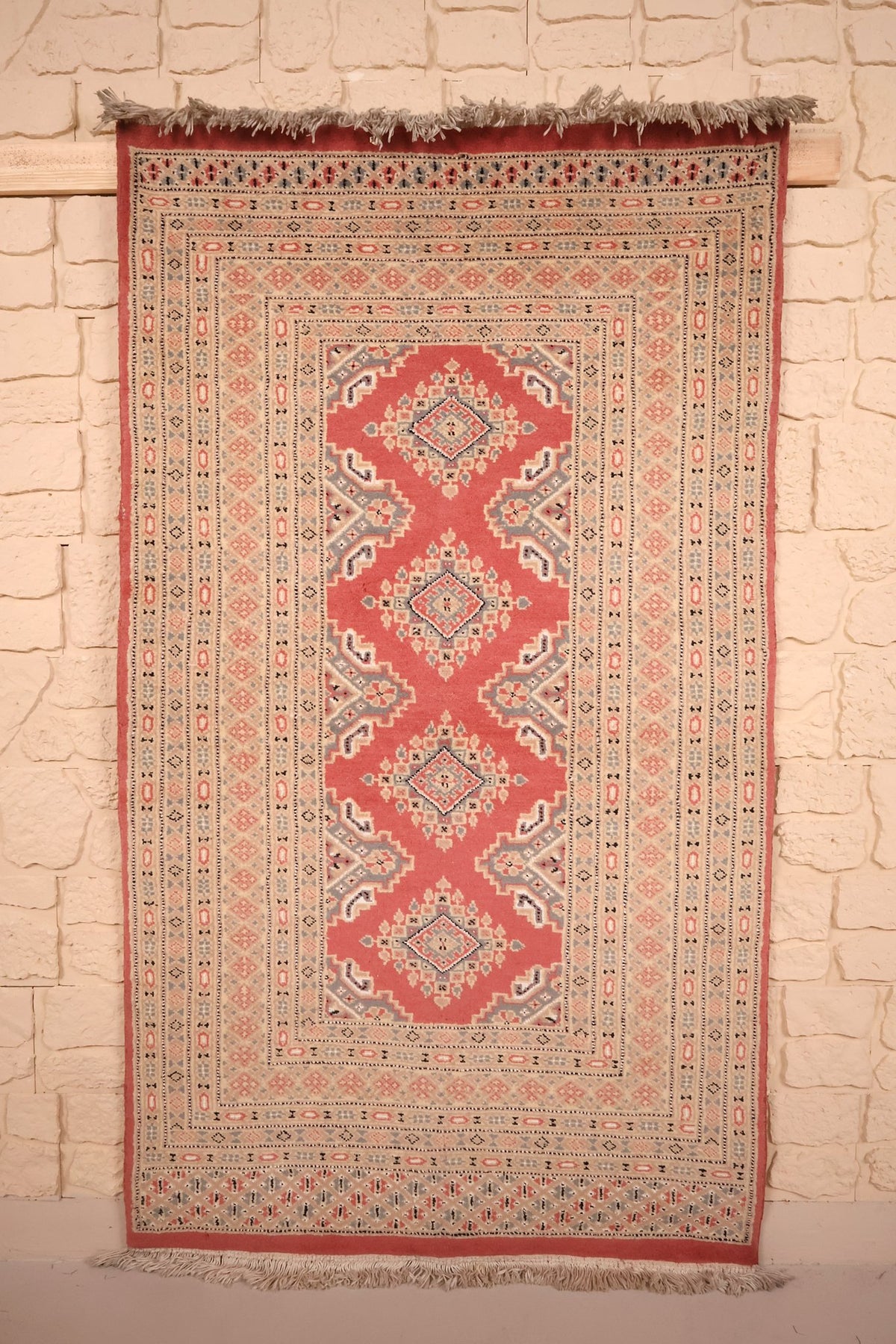 Tapis Karachi rose 167 × 96 cm, vue d'ensemble avec ses quatre médaillons losangés