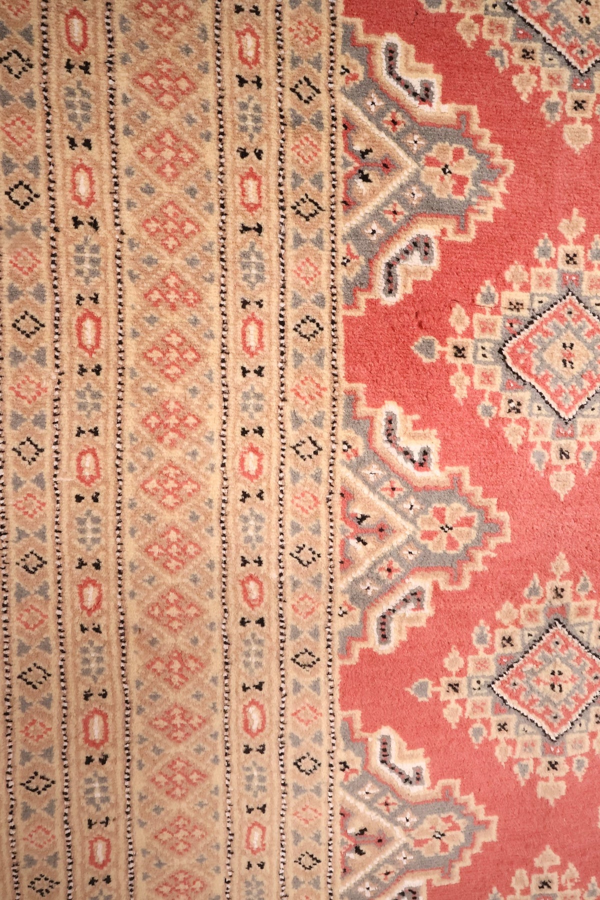 Détail du passage entre champ saumon et rinceaux géométriques du Karachi