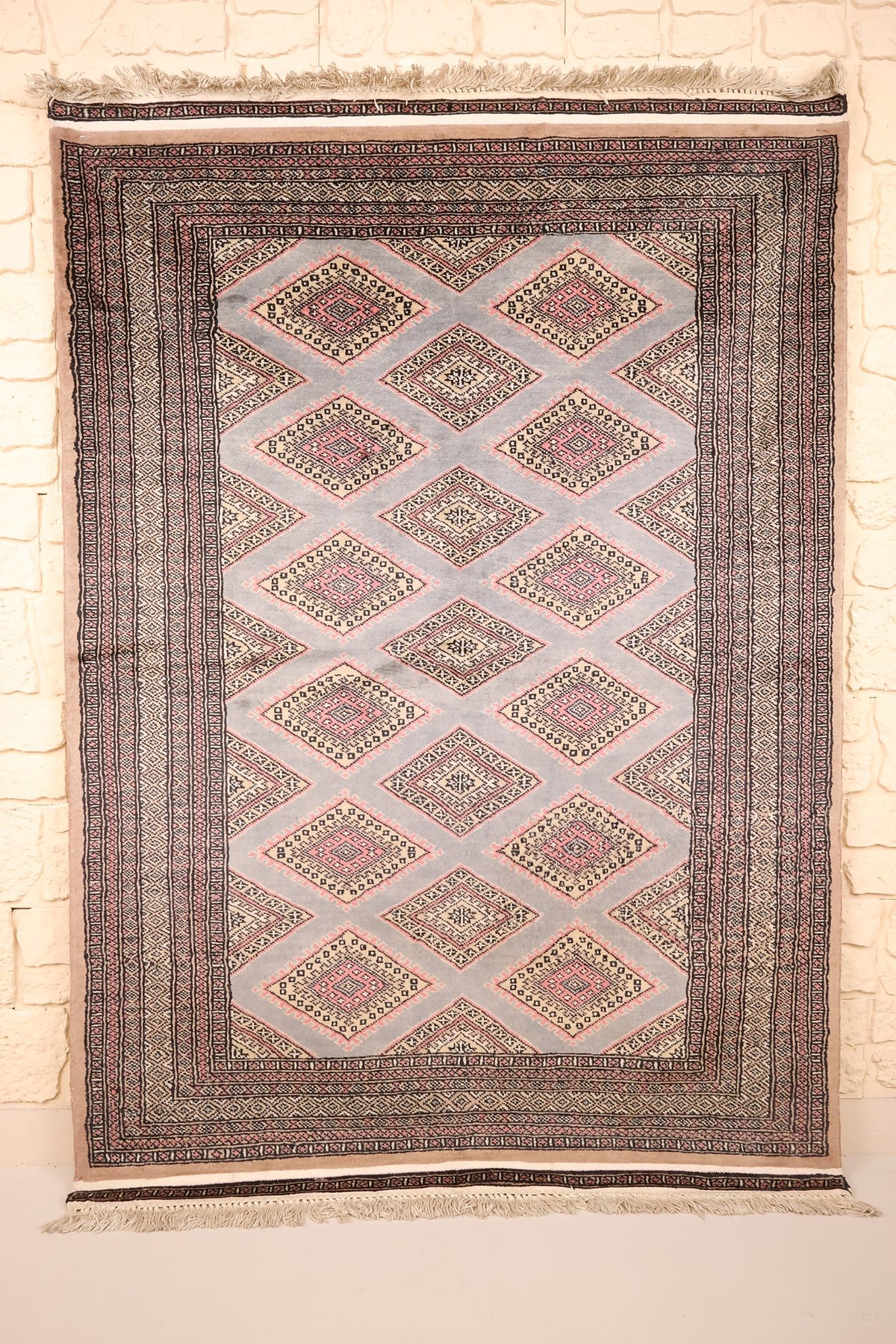 Tapis Boukhara gris 171 × 125 cm, vue d'ensemble aux rangées de losanges beige et rose