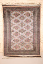 Tapis Boukhara gris 171 × 125 cm, vue d'ensemble aux rangées de losanges beige et rose