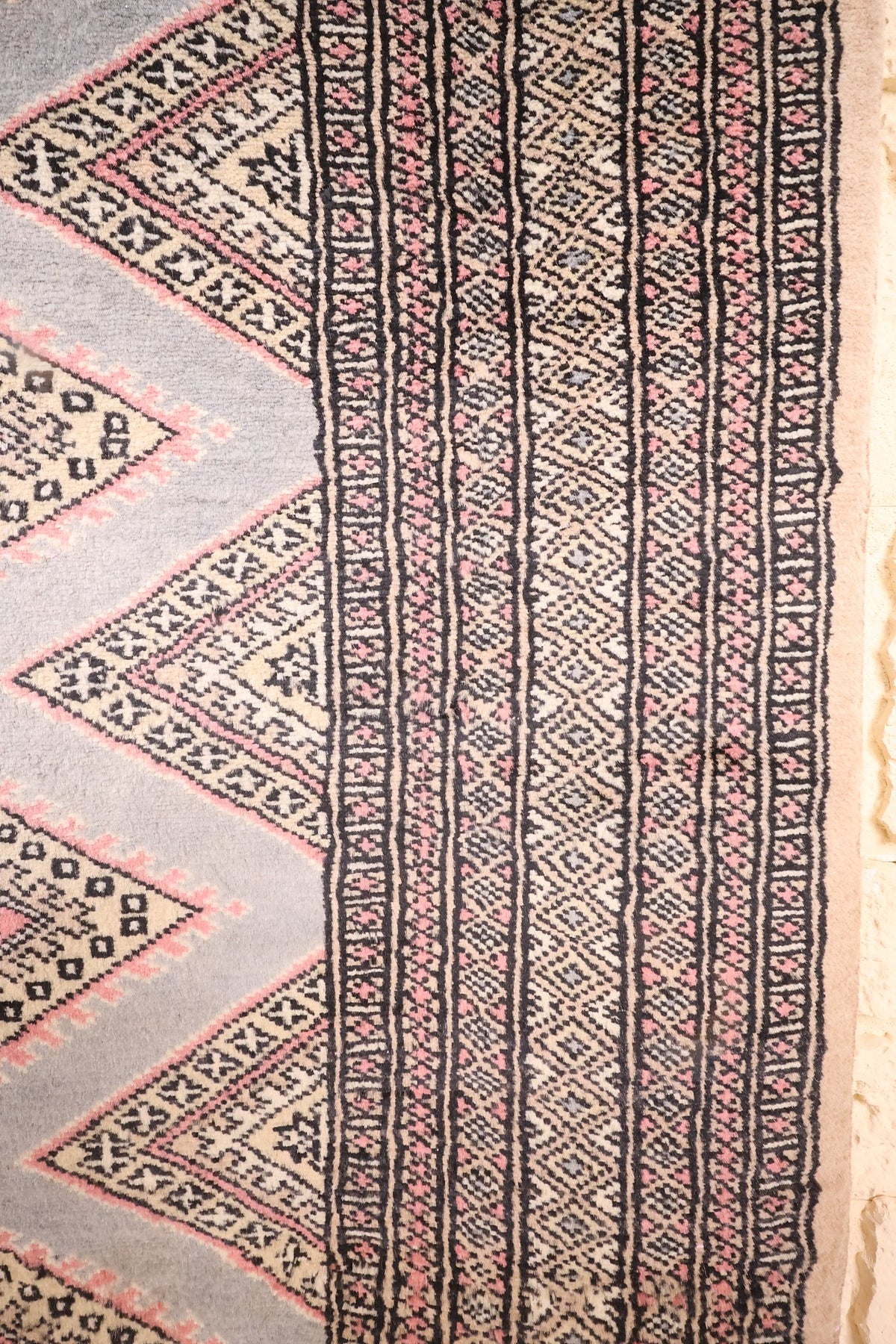 Bordures beige à semis géométriques rose et noir du tapis Boukhara gris