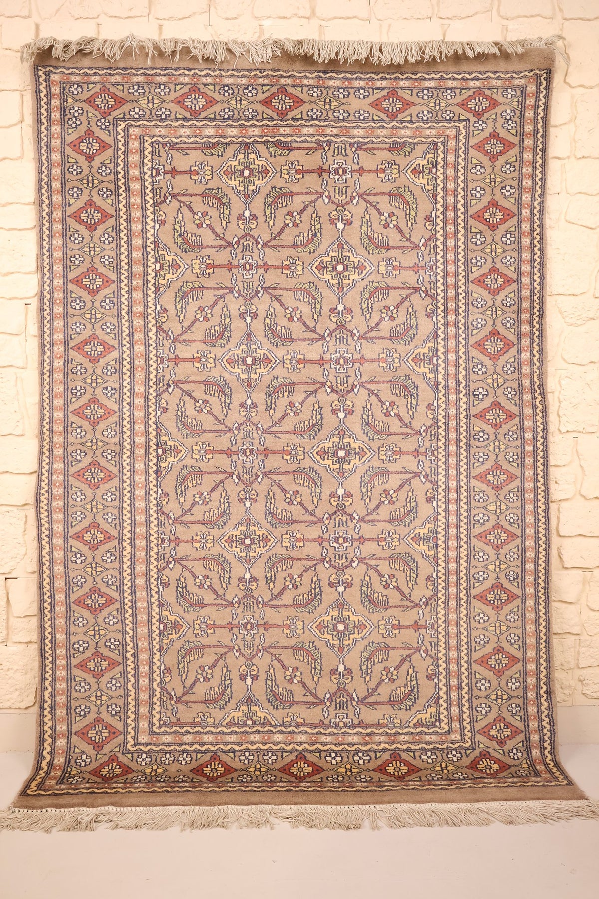Tapis Karachi beige 184 × 125 cm, vue d'ensemble du semis floral bleu et orange