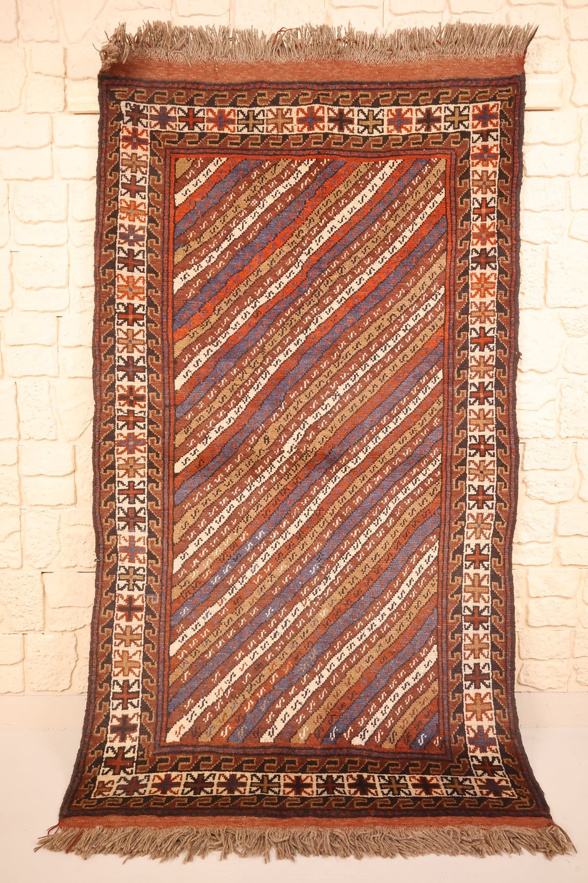 Tapis marron à rayures diagonales rouille, beige et bleu-gris, vue d'ensemble de face
