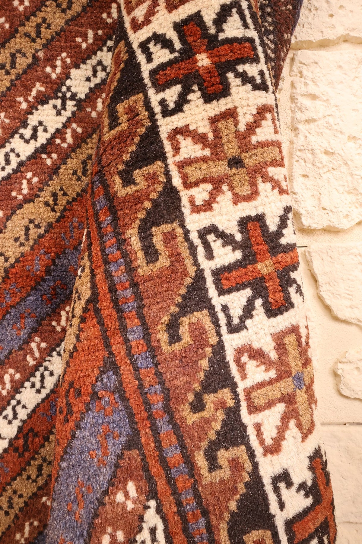 Lisière du tapis rouge et beige, bordure ivoire étoilée suivant le bord