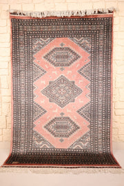 Tapis Boukhara rose 188 × 122 cm, vue d'ensemble avec trois médaillons losangés
