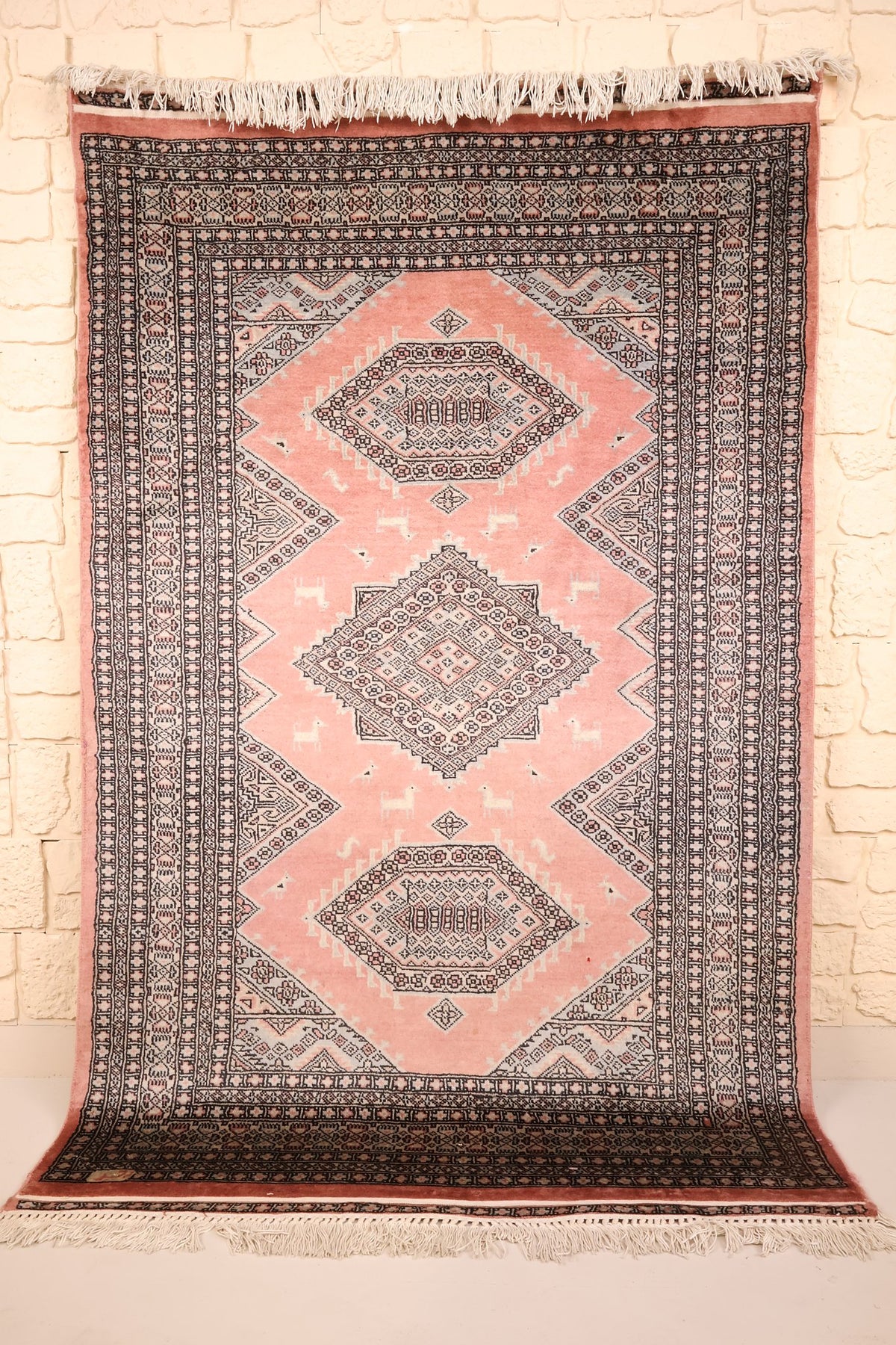 Tapis Boukhara rose 188 × 122 cm, vue d'ensemble avec trois médaillons losangés