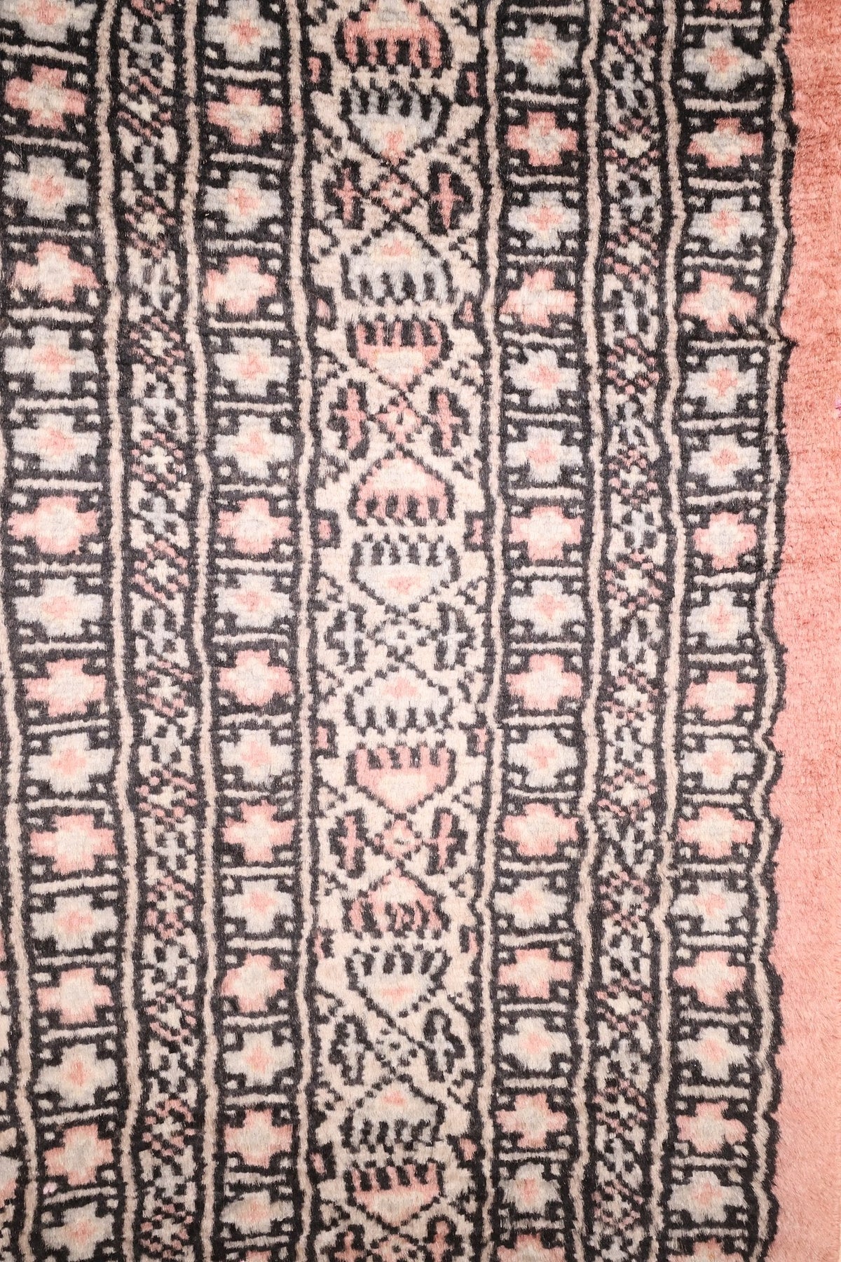 Gros plan des bordures à rosettes et motifs crochetés, rose et noir