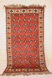 Tapis Karachi rouge et beige 192 × 114 cm, vue d'ensemble avec franges grises