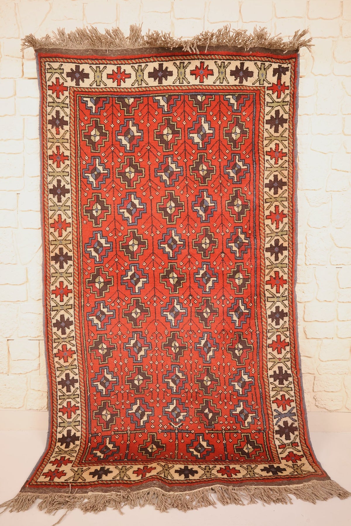 Tapis Karachi rouge et beige 192 × 114 cm, vue d'ensemble avec franges grises