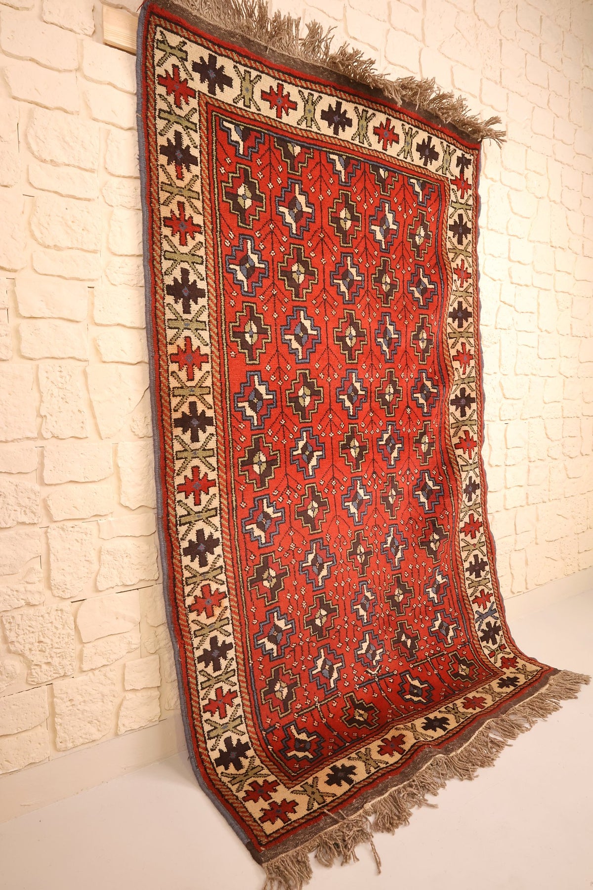 Tapis Karachi rectangulaire à semis de croix crénelées, vue de biais