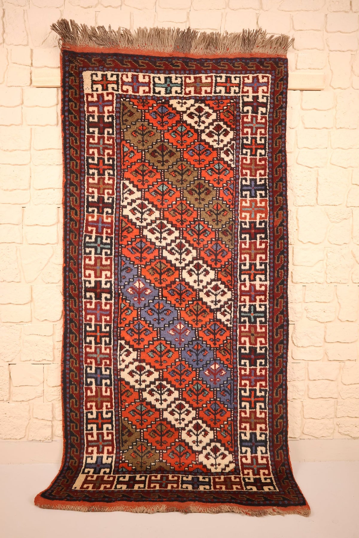 Tapis Pakistan orange 193 × 96 cm, vue d'ensemble du semis de losanges et des franges beiges