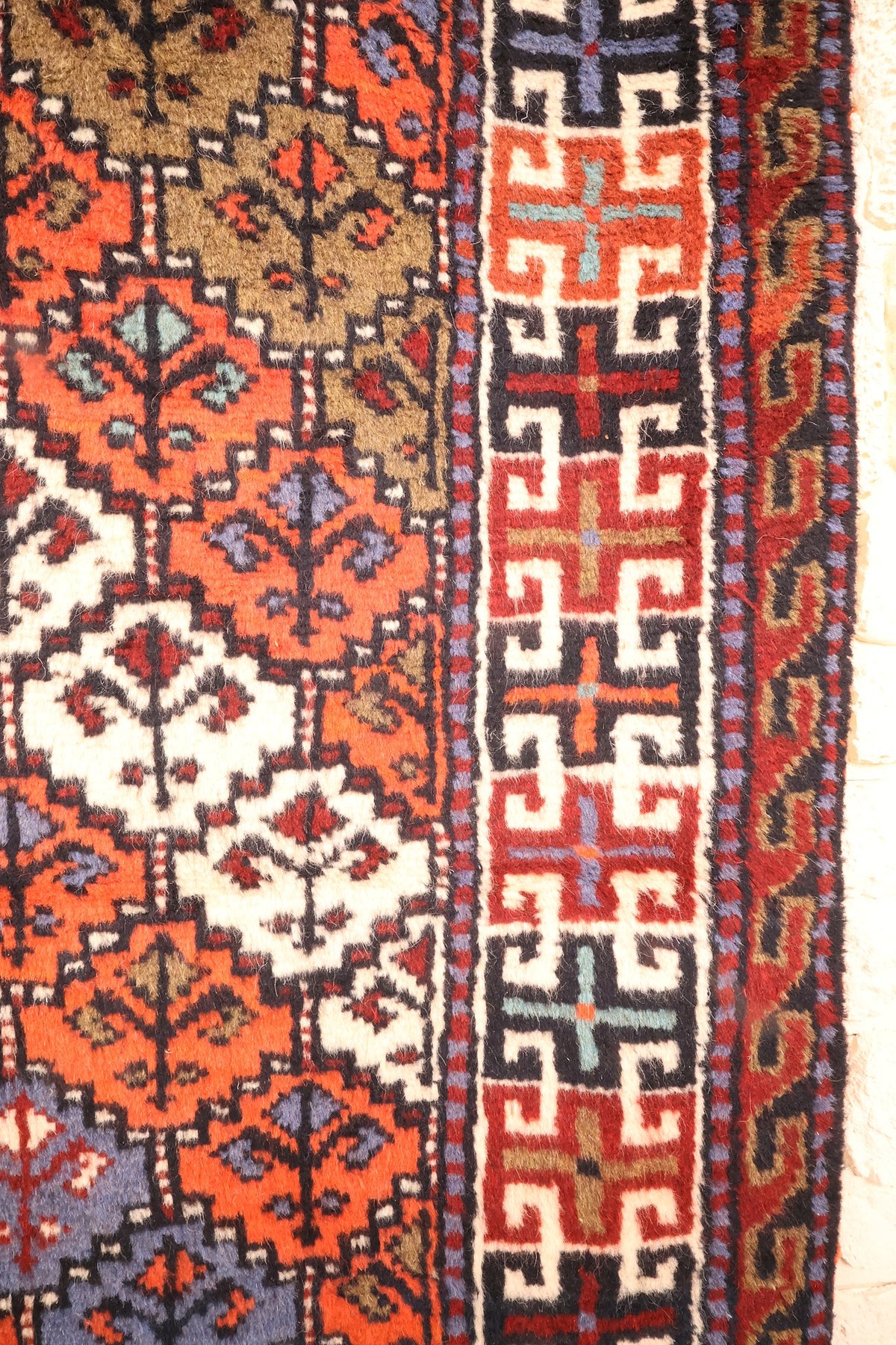 Bordure à croix crochetées sur fond blanc et noir, contre-bordures à chevrons bleus