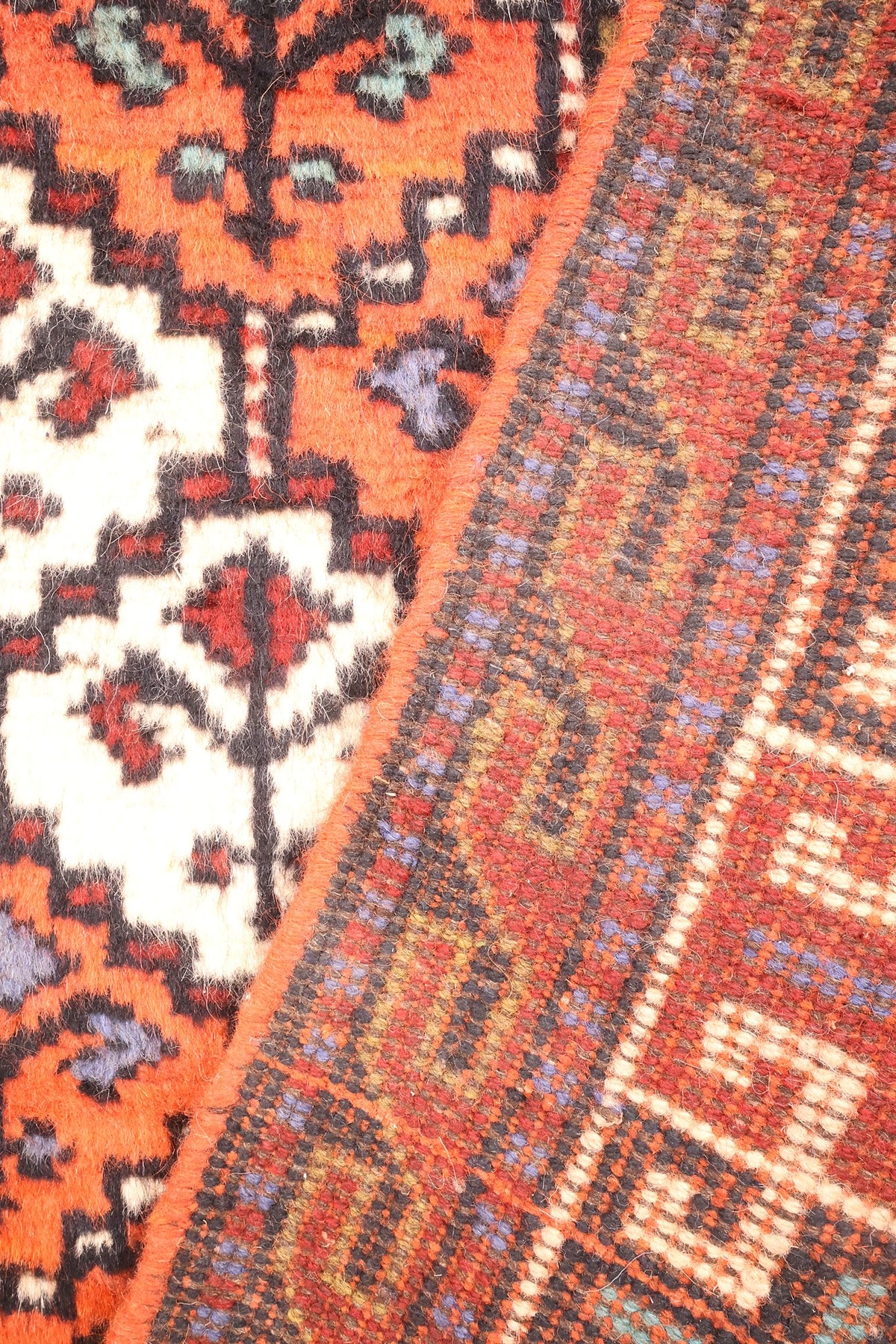 Coin replié du tapis Pakistan, envers et bande rouge à rinceaux côte à côte