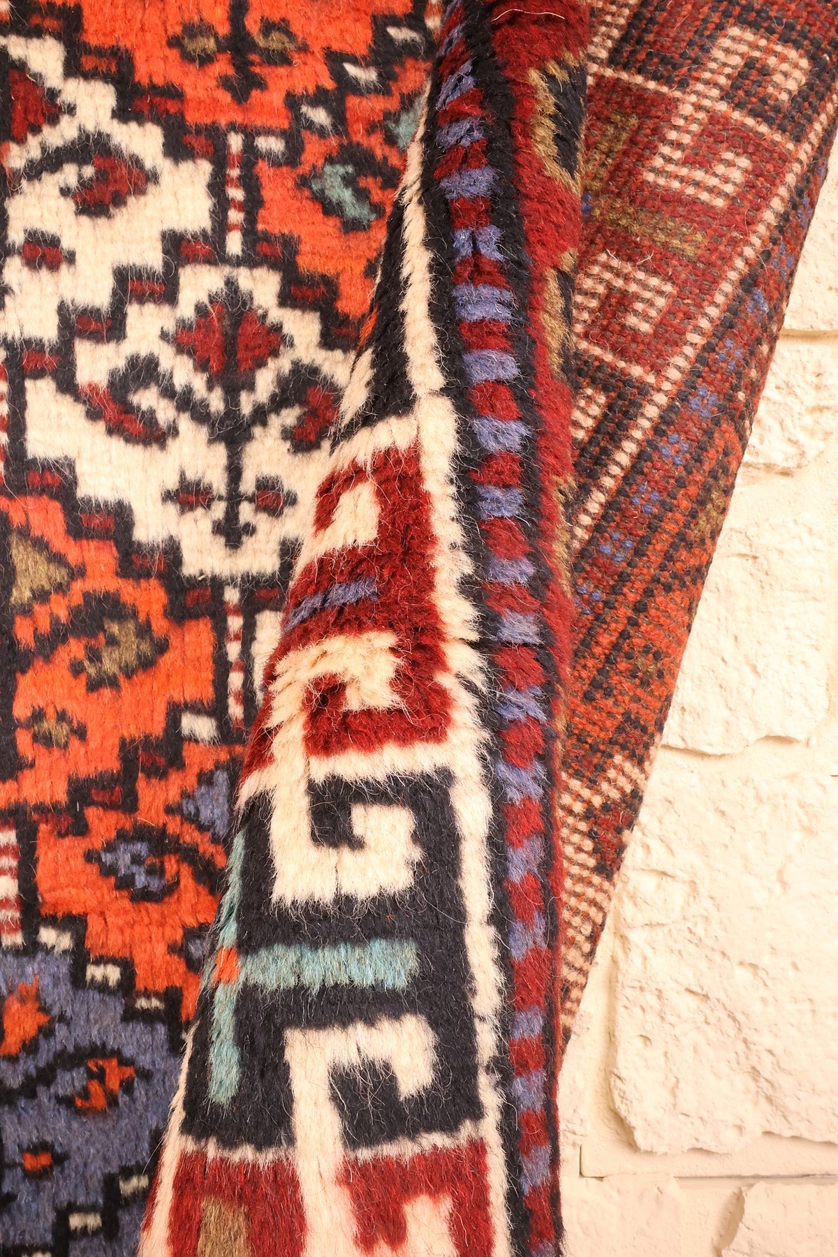 Coin retourné montrant les nœuds du tapis Pakistan 193 × 96 cm et sa bordure