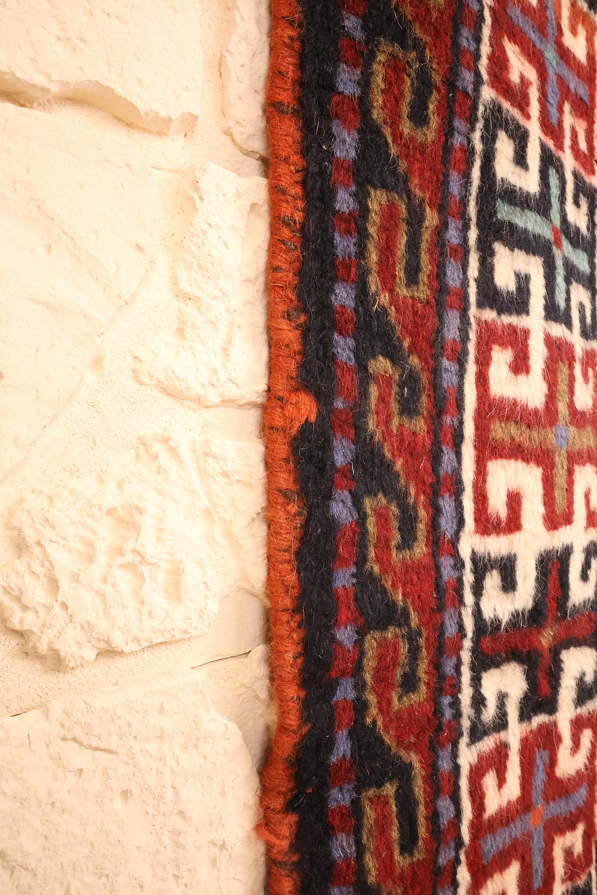 Lisière orange du tapis Pakistan le long de la contre-bordure à rinceaux rouges