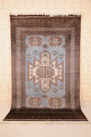 Tapis Karachi gris 198 × 124 cm, vue d'ensemble du médaillon central et des franges ivoire