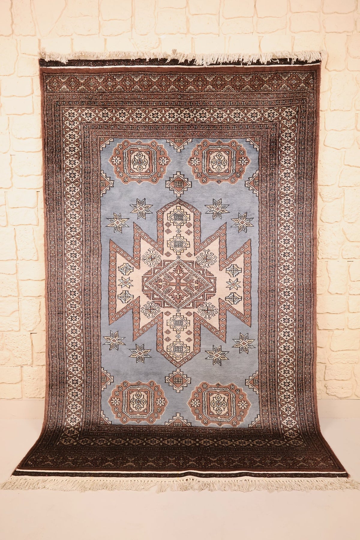 Tapis Karachi gris 198 × 124 cm, vue d'ensemble du médaillon central et des franges ivoire