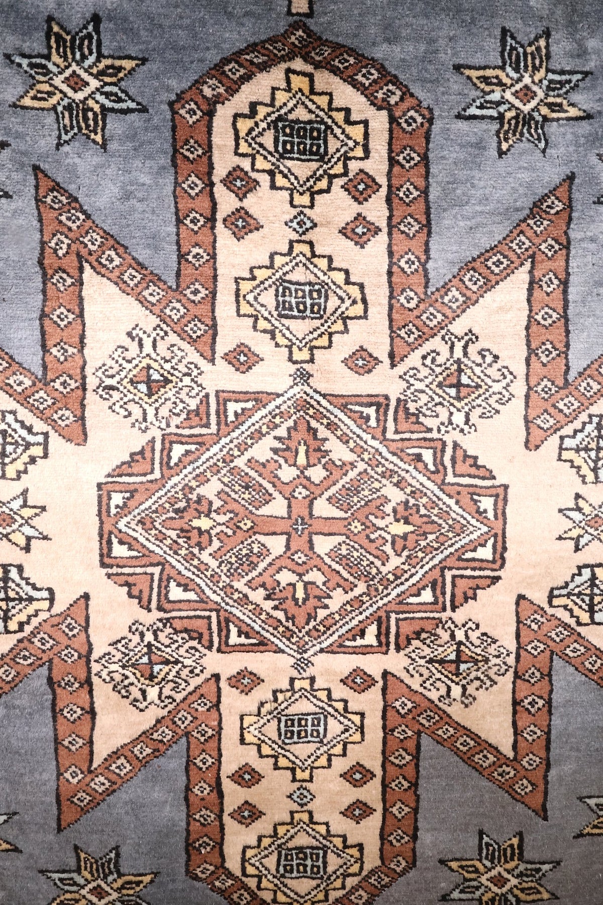 Détail du médaillon en losange ivoire et brique à crochets étagés, tapis Karachi