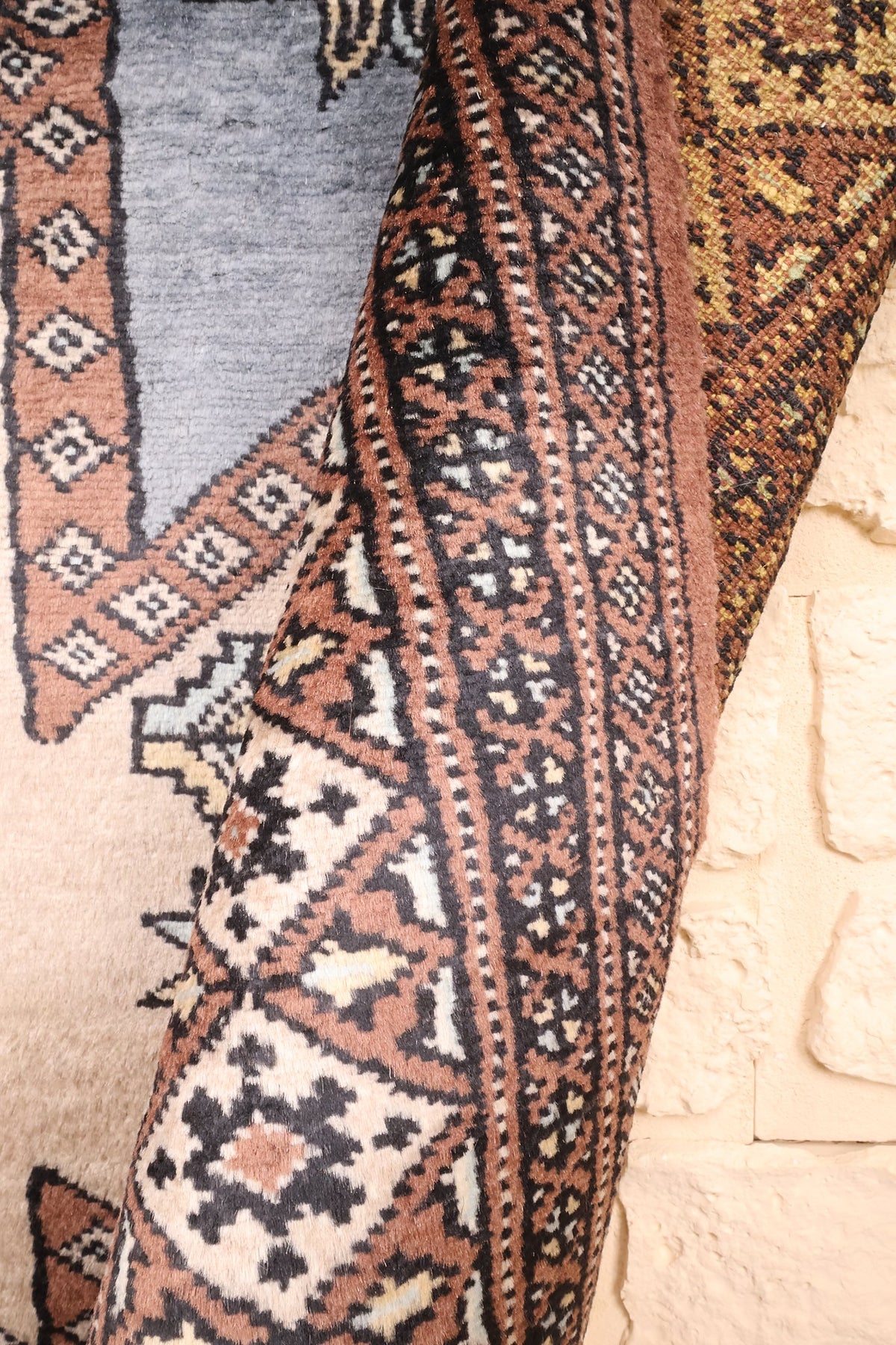 Coin retourné du tapis Karachi 198 × 124 cm, bordure et envers noué visibles