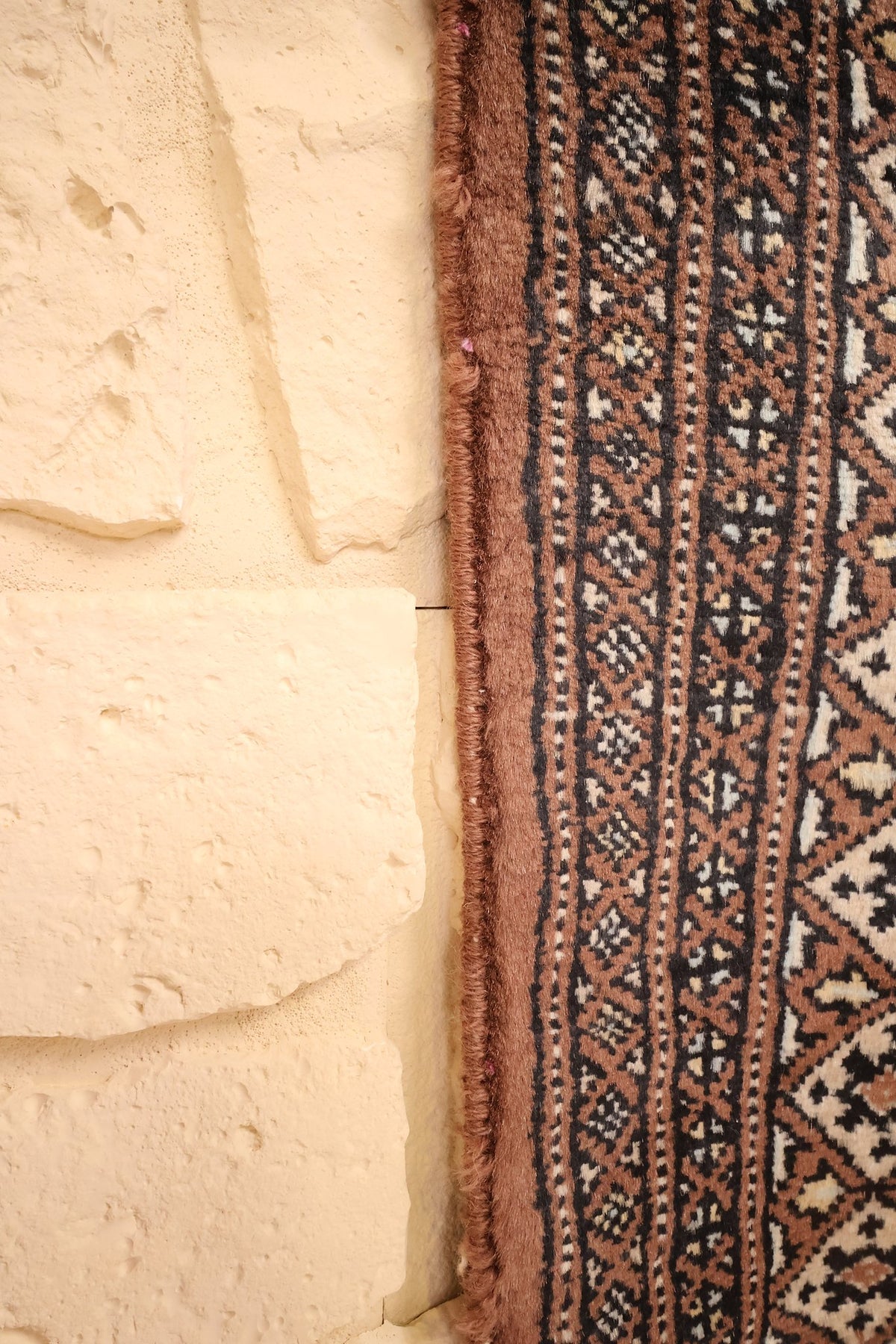 Lisière du tapis Karachi beige et brun, bordure ornementale en gros plan