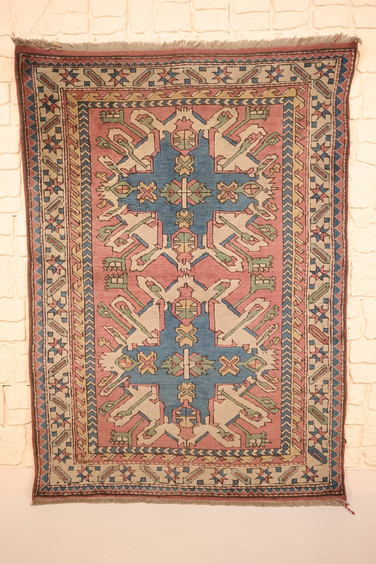 Tapis Kars rose 172 × 122 cm, vue d'ensemble avec ses deux médaillons bleus