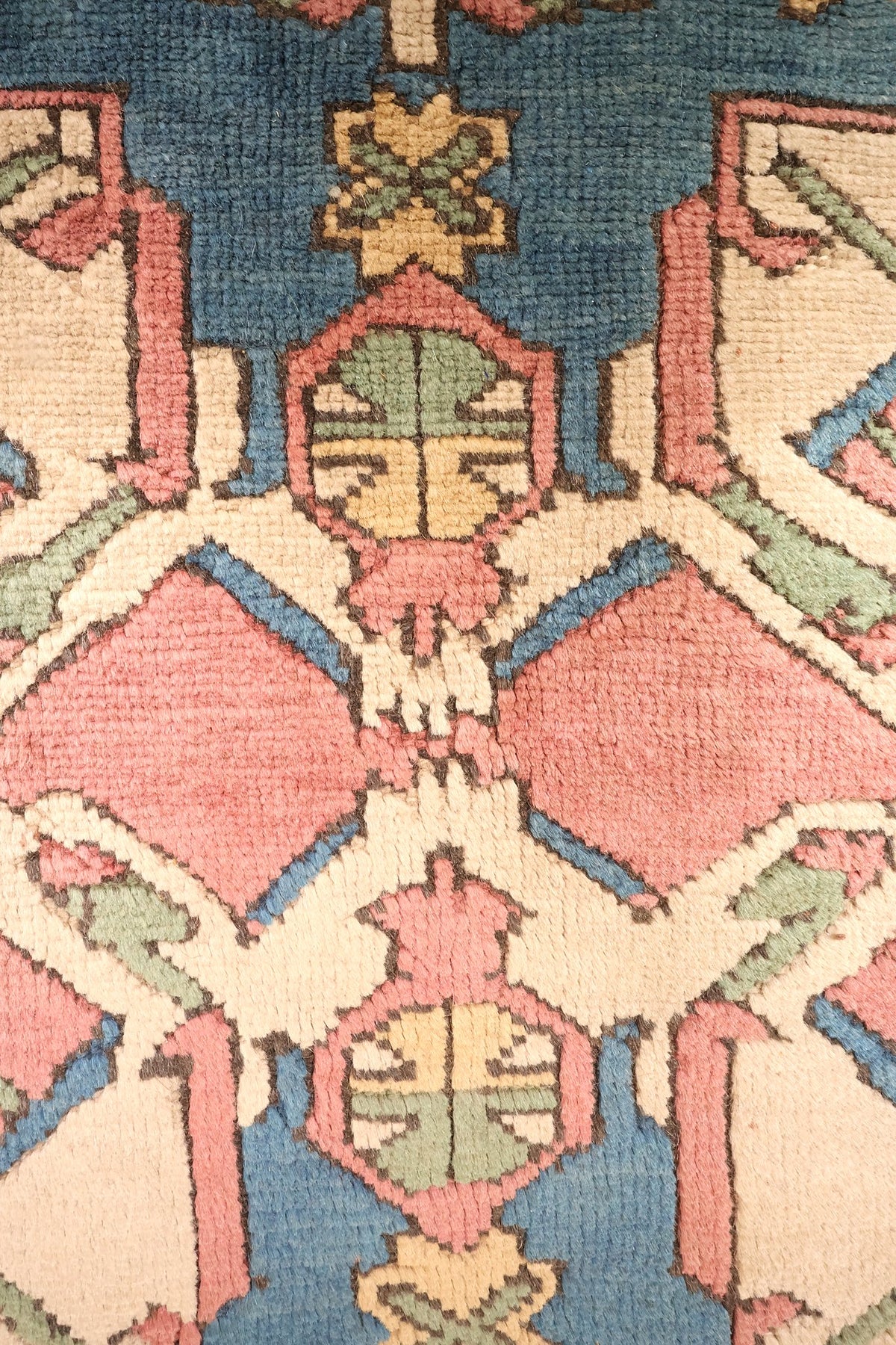Détail du médaillon bleu et des palmettes crantées ivoire du tapis Kars
