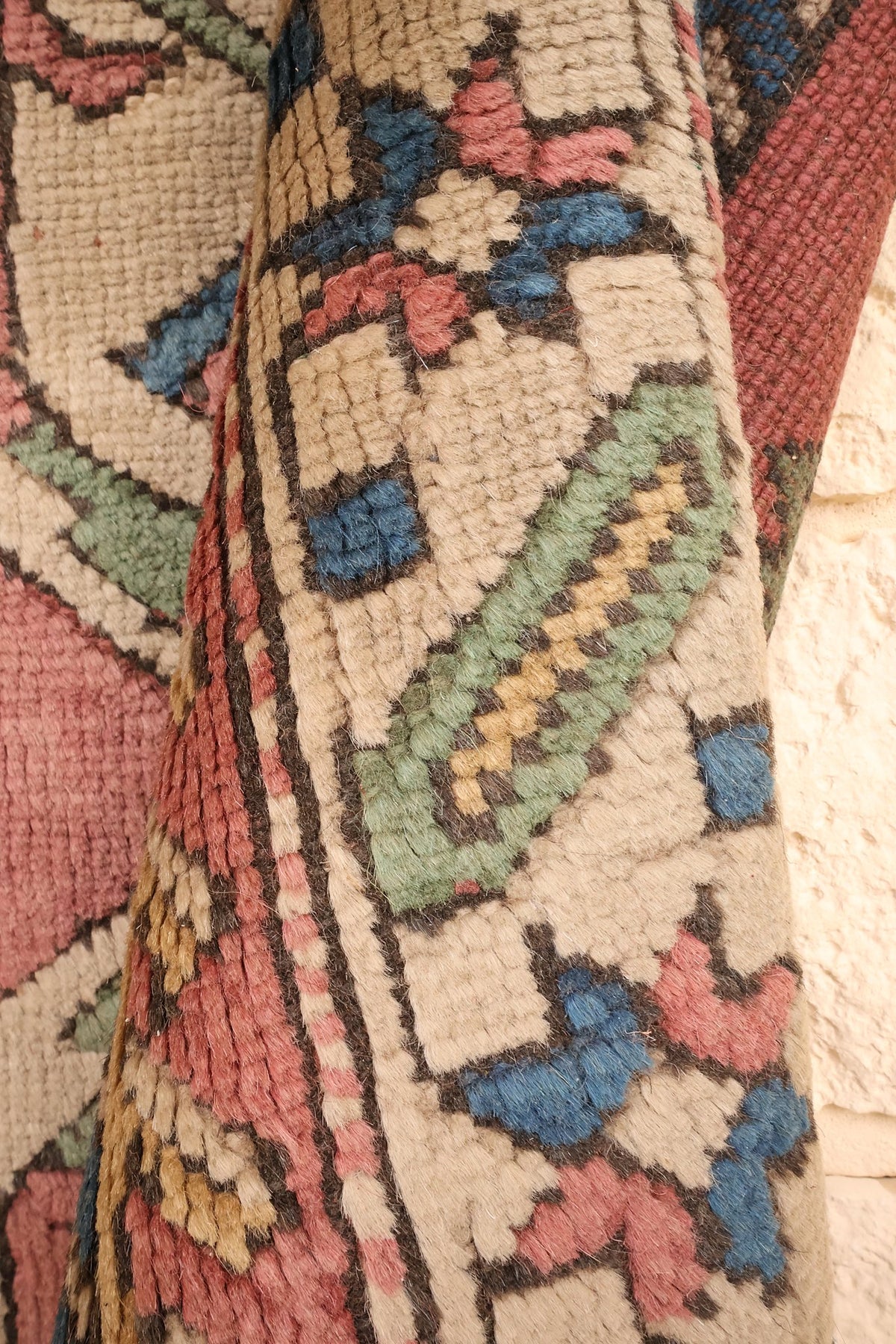 Envers du tapis Kars en laine nouée main, motifs beige, vert et bleu
