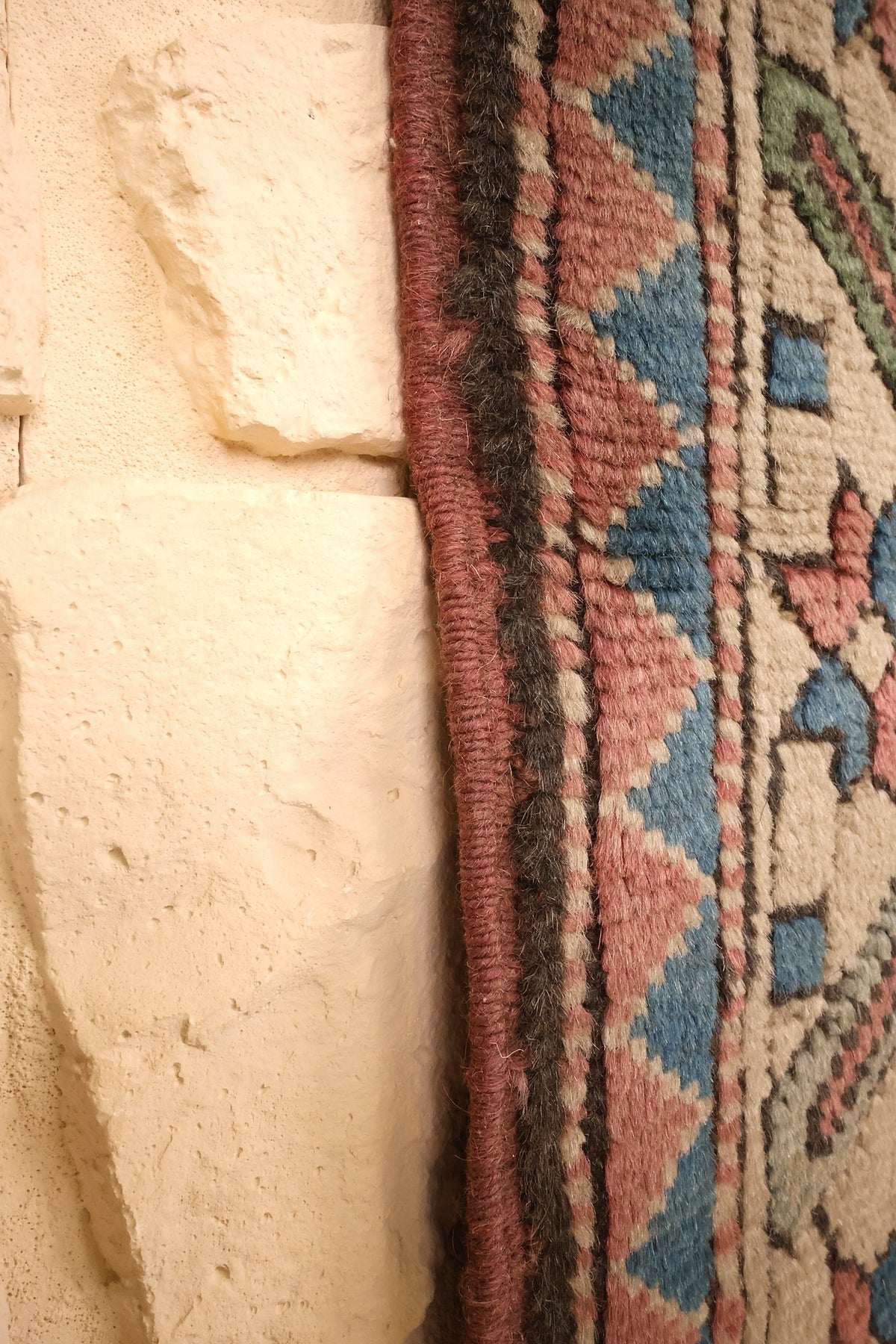 Lisière du tapis Kars rose, finition et contre-bordure à triangles bleus