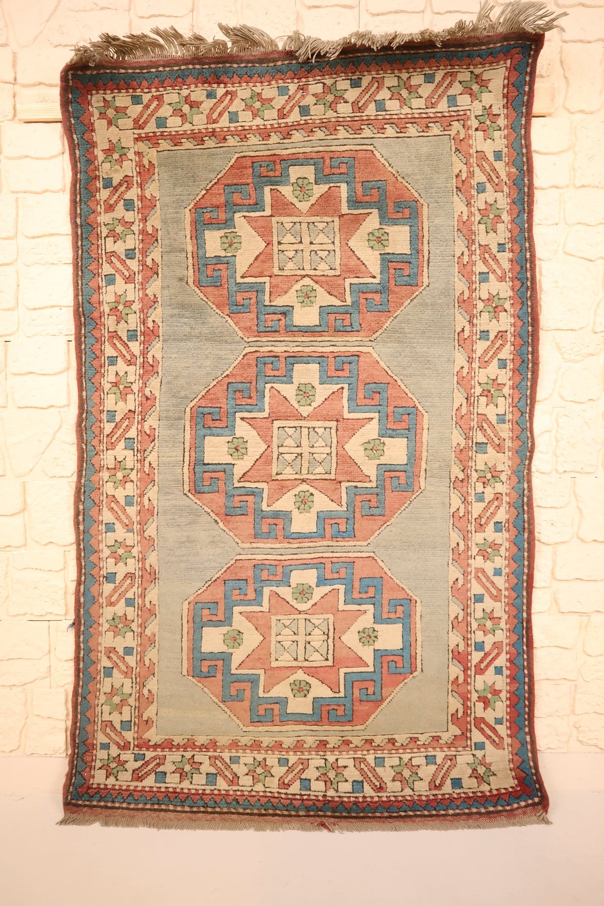 Tapis Kars bleu 179 × 118 cm, vue d'ensemble avec trois médaillons octogonaux