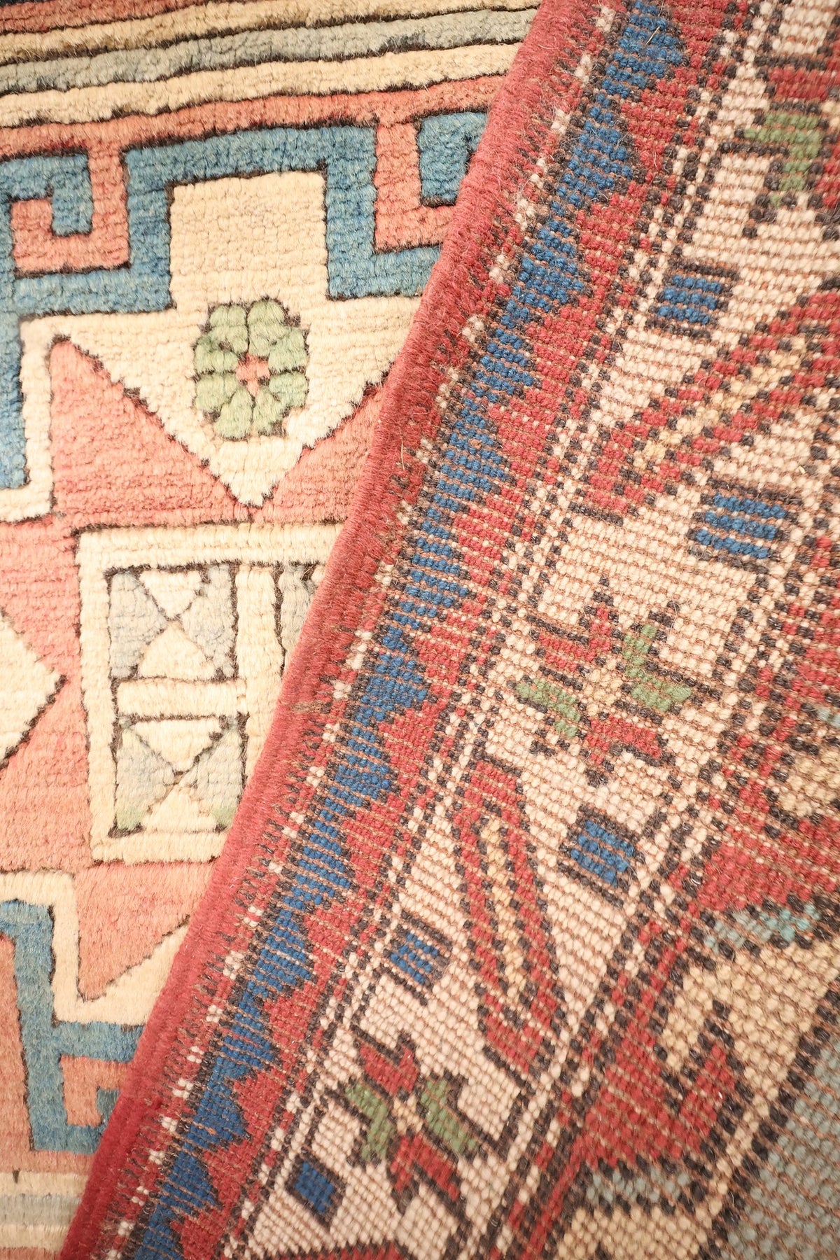 Envers du tapis Kars en laine, nœuds visibles sous la bordure ivoire