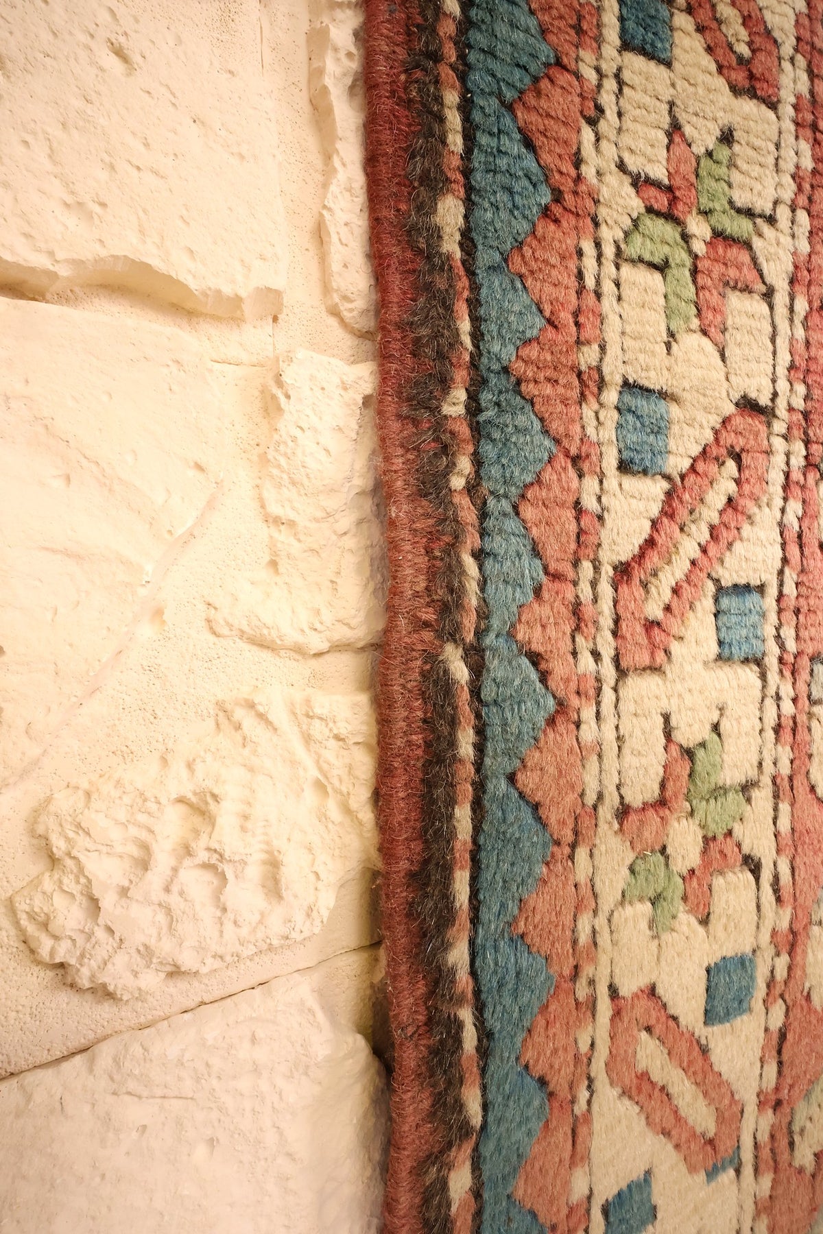 Lisière du tapis Kars bleu et rose, contre-bordure anguleuse en bord de pièce