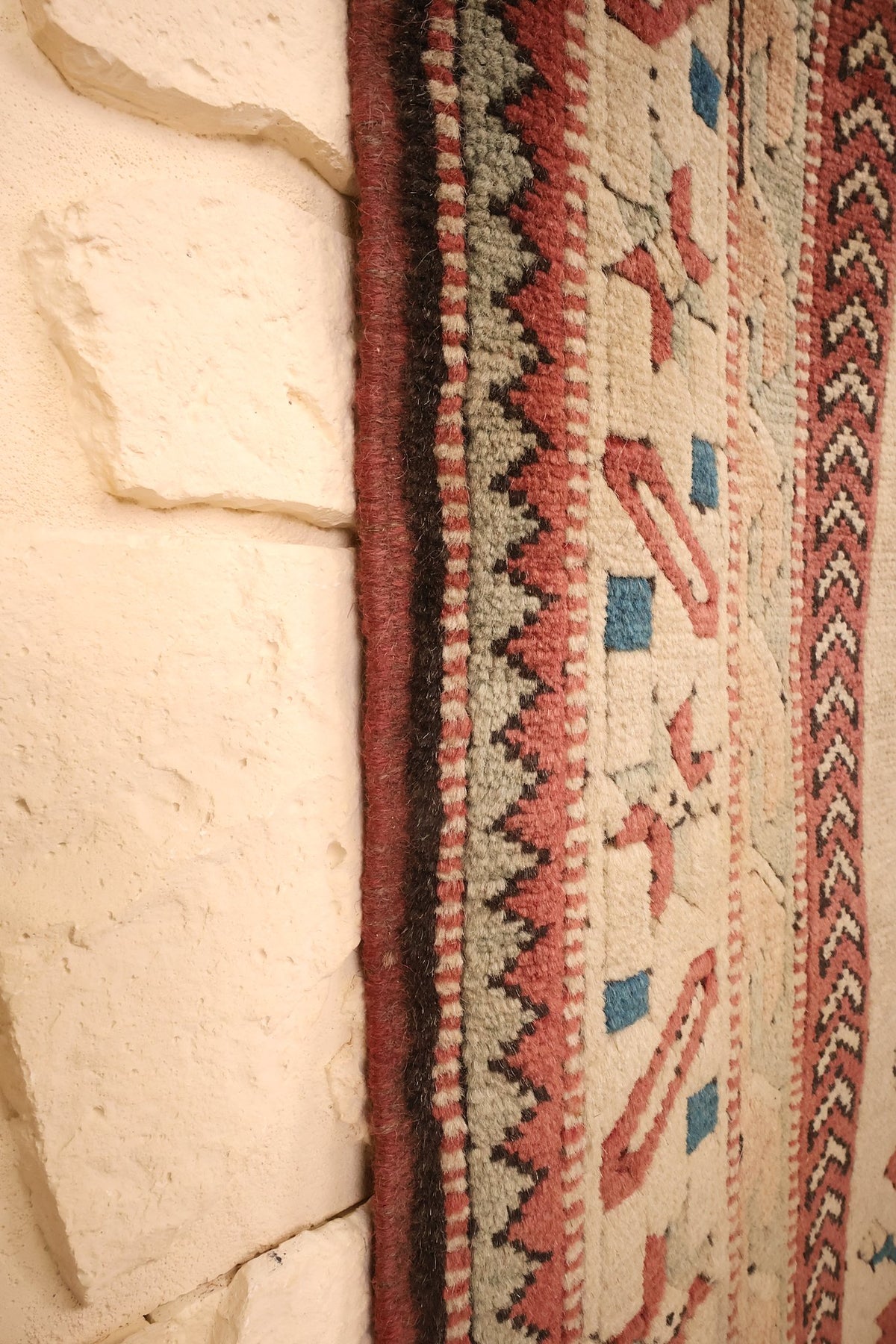 Lisière du tapis Kars, contre-bordures à carrés bleus et dents de scie