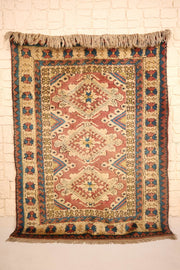Tapis Kars rose 185 × 133 cm, vue d'ensemble avec ses trois médaillons losangés