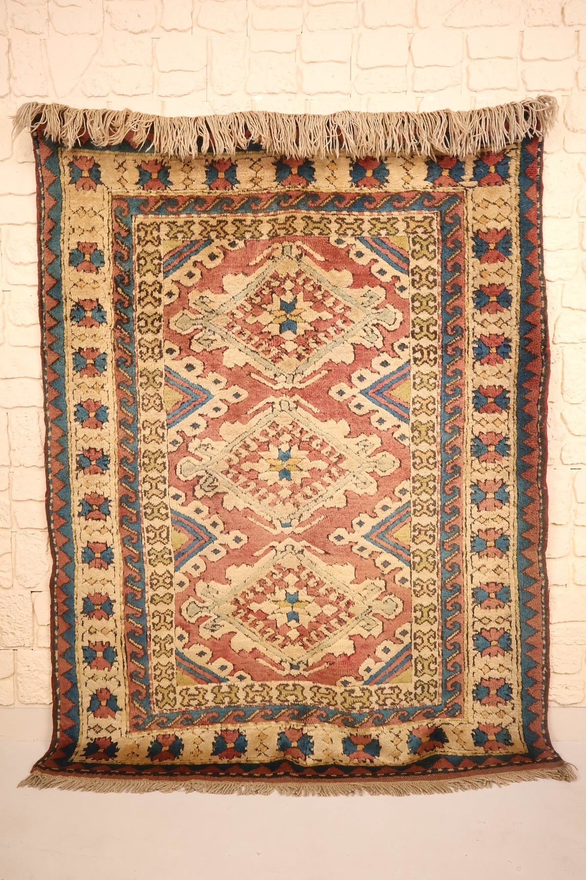 Tapis Kars rose 185 × 133 cm, vue d'ensemble avec ses trois médaillons losangés