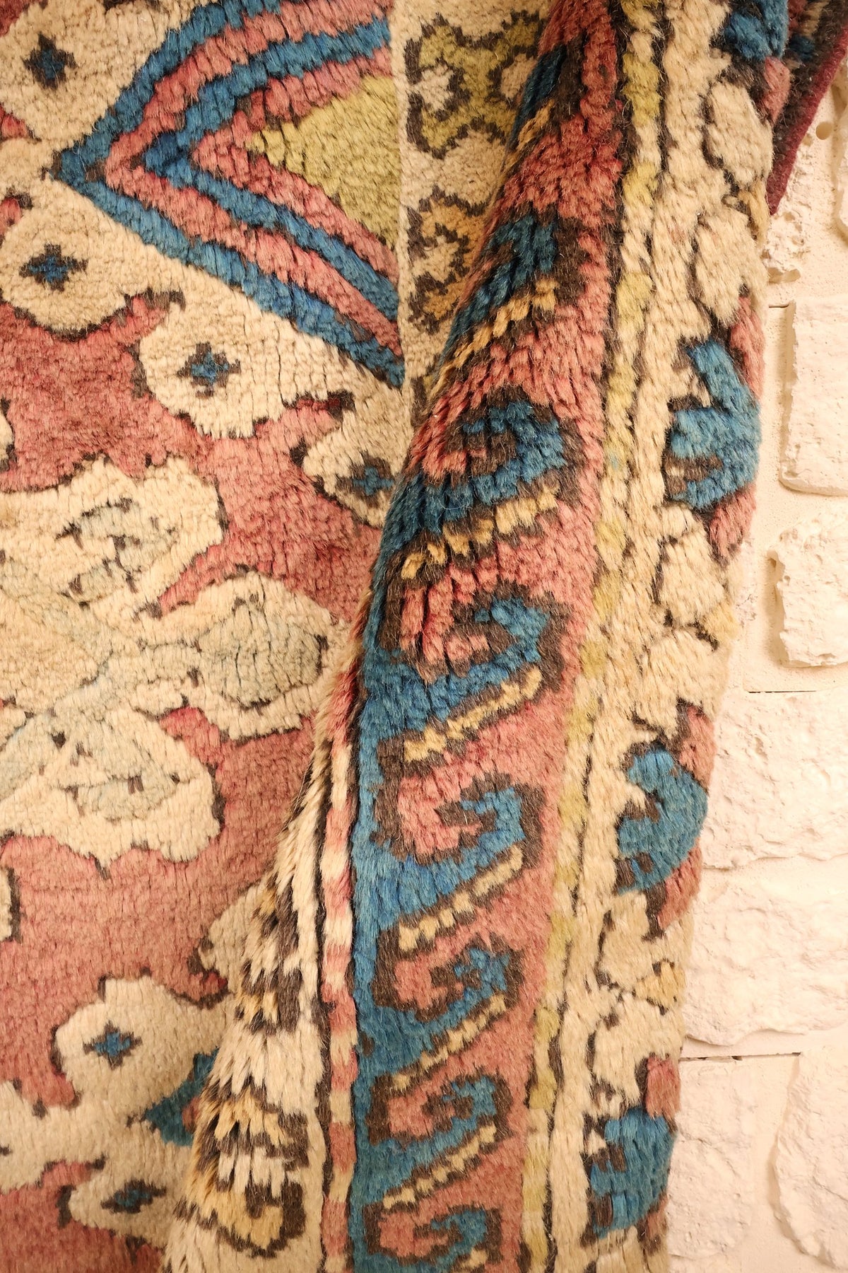 Coin du tapis Kars rose et bleu, écoinçon à chevrons et encadrement