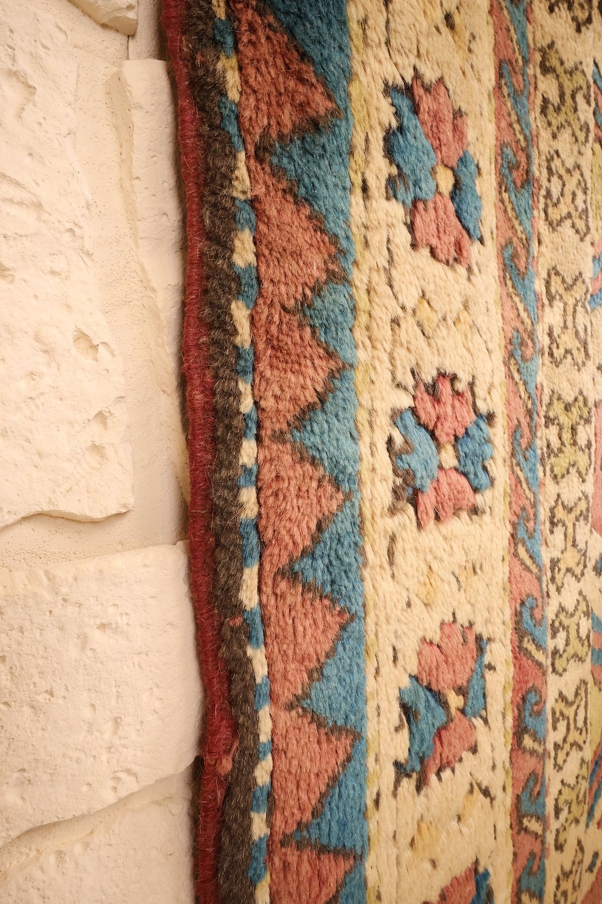 Lisière du tapis Kars, bande extérieure à triangles rouges et bleus