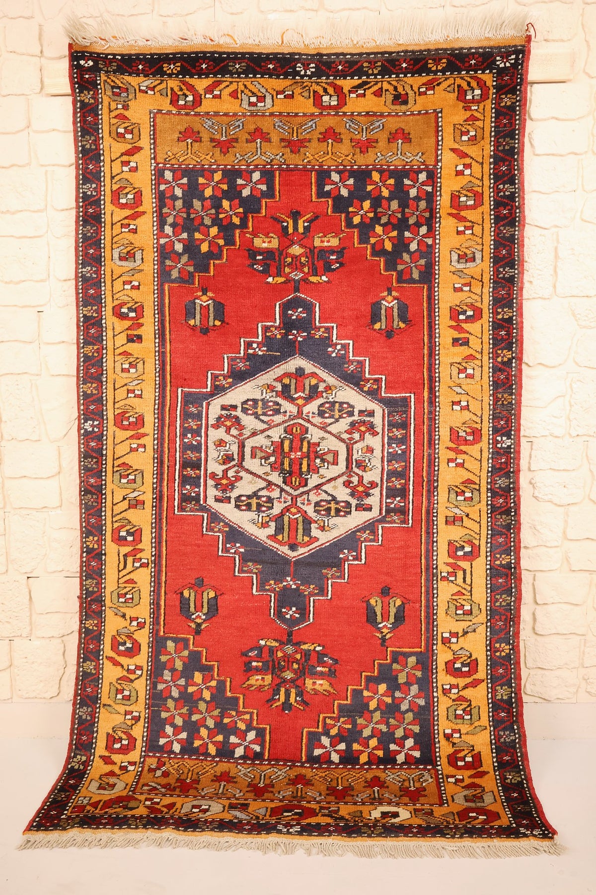 Tapis Kars rouge 190 × 106 cm, vue d'ensemble avec médaillon hexagonal ivoire