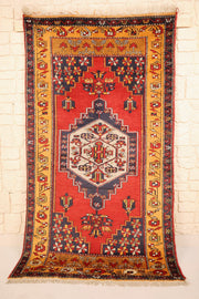 Tapis Kars rouge 190 × 106 cm, vue d'ensemble avec médaillon hexagonal ivoire