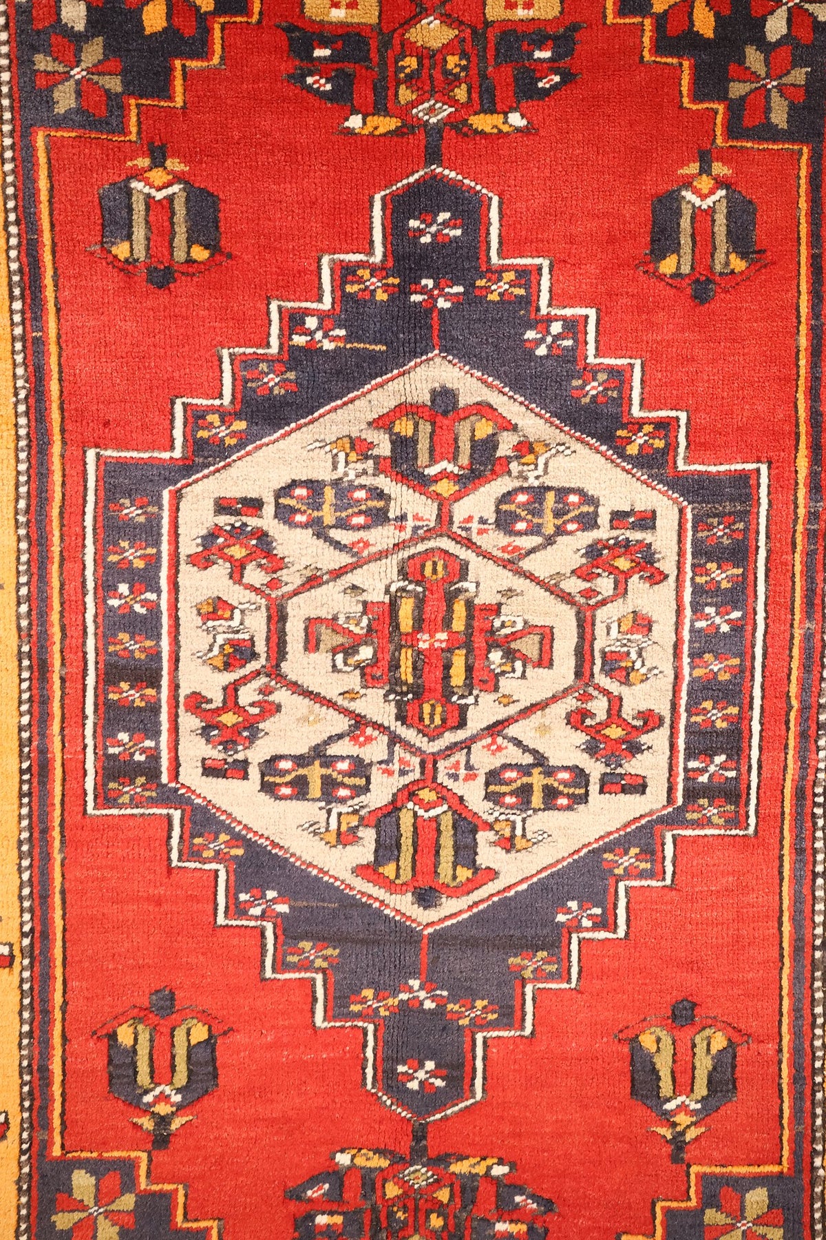 Détail du médaillon ivoire à contour bleu nuit en gradins du tapis Kars