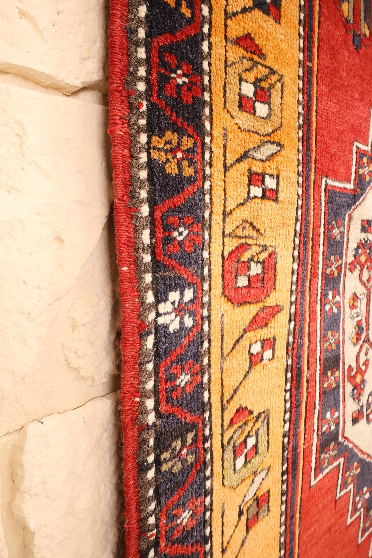 Lisière du tapis Kars rouge, fines rayures perlées le long de la bordure