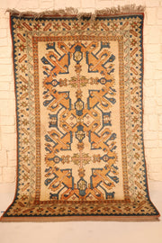 Tapis Kars beige 195 × 125 cm, vue d'ensemble avec ses médaillons orange et bleu