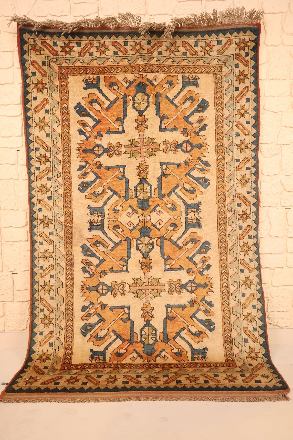 Tapis Kars beige 195 × 125 cm, vue d'ensemble avec ses médaillons orange et bleu