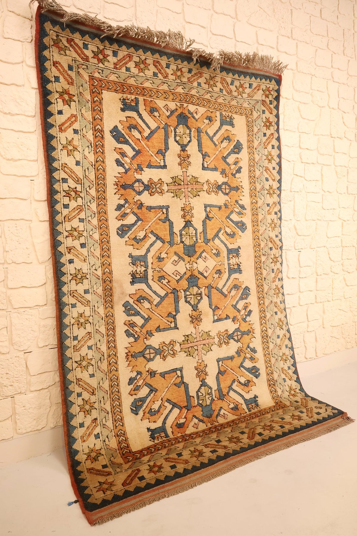 Tapis Kars rectangulaire beige et orange vu de biais, franges visibles