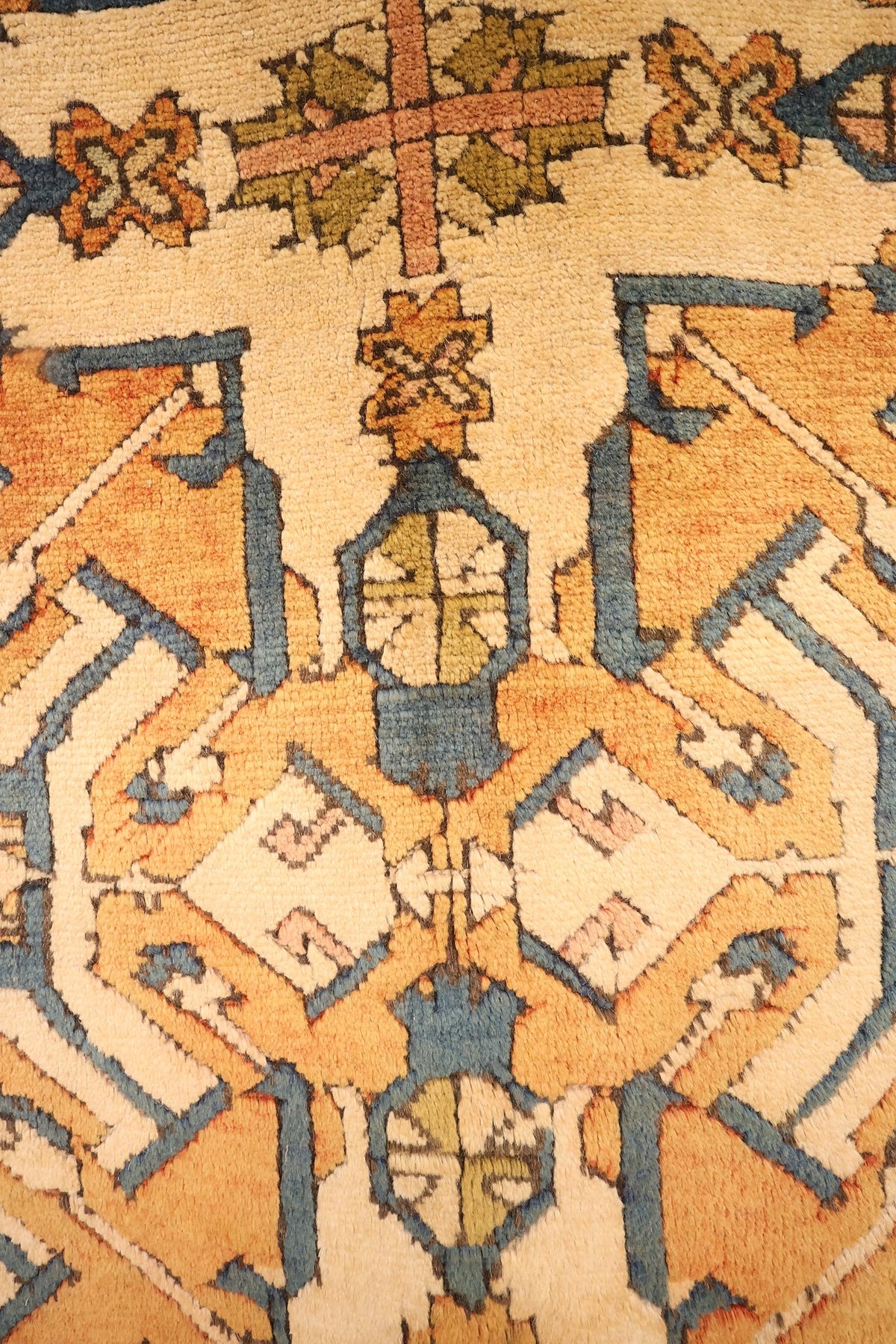 Détail d'un médaillon anguleux orange cerné de bleu, tapis Kars beige