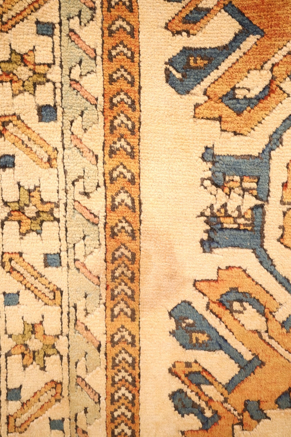 Champ beige et crochets bleus du tapis Kars le long de la bordure