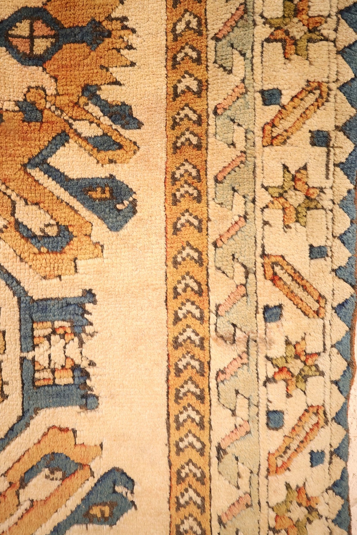 Bordure ivoire à étoiles et bâtonnets obliques du tapis Kars 195 × 125 cm